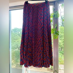 Hunter bell silk skirt. Size 4. Red